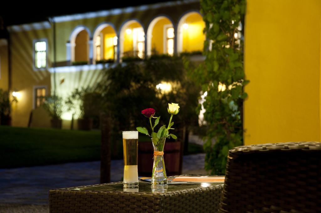 Hotel Althof Retz Exterior photo